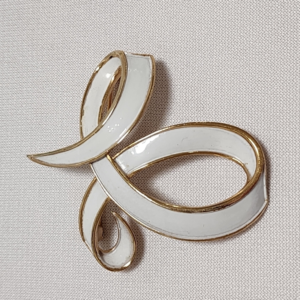 Crown Trifari Gold and White Enamel Brooch and Earring Knot Set - Picture 4 of 13